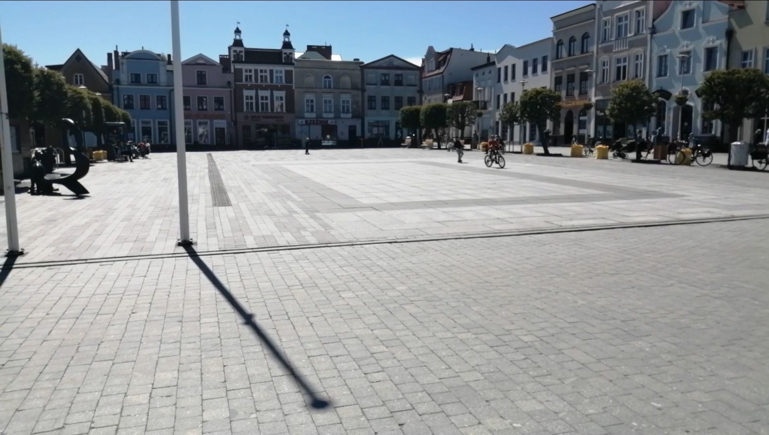 Maj 2020 w Pucku: na starówce kwitnie życie towarzyskie