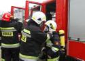 Pożar samochodu w Pamiątkowie. Szybka reakcja straży i policji pozwoliła skutecznie opanować niebezpieczeństwo
