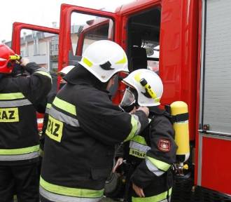 Pożar samochodu w Pamiątkowie - szybka reakcja straży i policji 