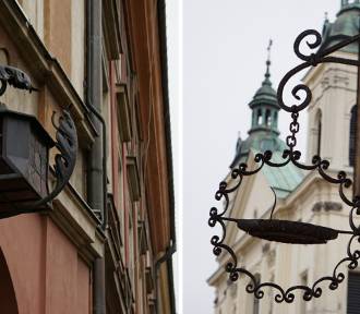 Szyldy i neony z warszawskiej Starówki zostały zabytkami. Jest decyzja Konserwatora