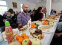Caritas Rzeszów: Wielkanocne śniadanie dla ubogich w obecności biskupa Jana Wątroby