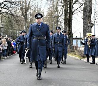 Ślubowanie policjantów w Katowicach. W szeregi policji wstąpiło 84 policjantów