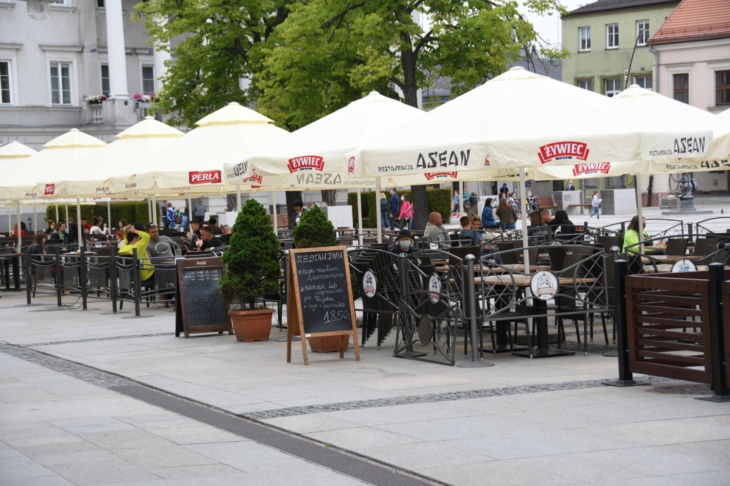 W sobotę, 23 maja, tak w Kielcach relaksowano się w ogródkach przy restauracjach. ZOBACZCIE ZDJĘCIA