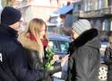 Ełk: Policjanci rozdawali róże