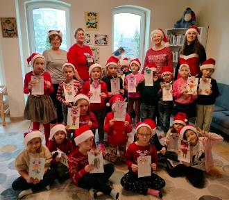 Mikołaj spotkał się z przedszkolakami w bibliotece w Kiełpinie