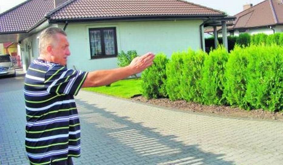 Zbigniew Przymusiński pokazuje, w którym miejscu na jego działce pojawi się droga