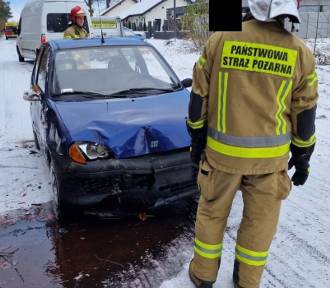 Fiat wypadł z drogi. Dwie osoby poszkodowane w Słopanowie