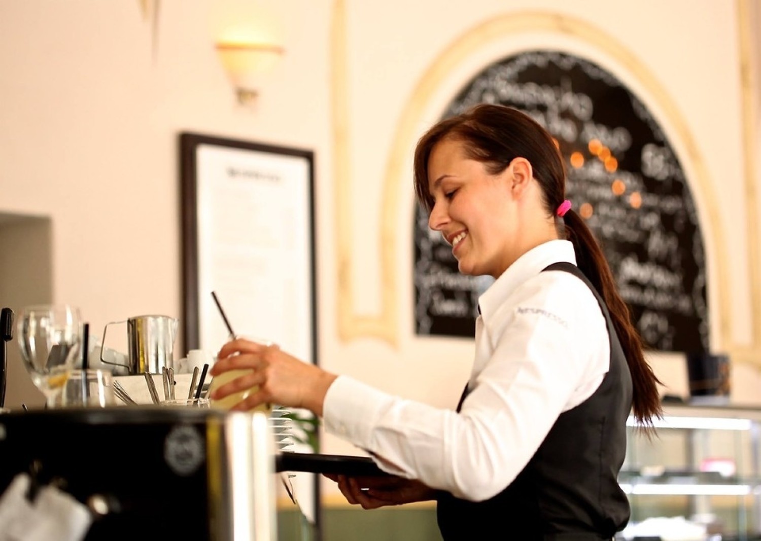 Myślisz o pracy w restauracji, pubie, piekarni, cukierni, czy barze? Sprawdź, na jakie pensje mogą liczyć kelner, barman, kucharz, pomoc kuchenna i inne osoby pracujące w gastronomii