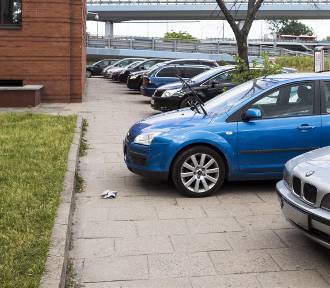 Mistrzowie Parkowania cz. 42. Ponadprzeciętne umiejętności? Oni zaparkują wszędzie! [ZDJĘCIA]