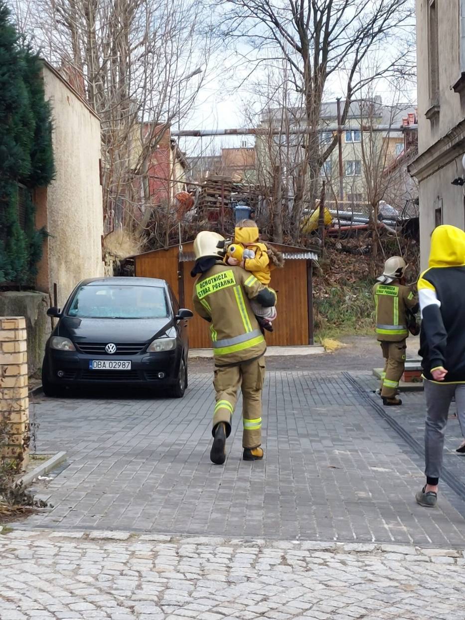 Pożar mieszkania w Boguszowie-Gorcach. Dzieci bawiły się kuchenką i wznieciły pożar
