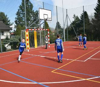 Nowe boisko w gminie Zabierzów. Mecz otwarcia grali juniorzy, urzędnicy i duchowni