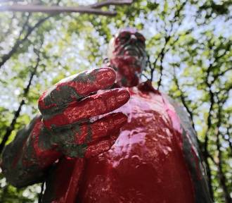 Pomnik profesora Jana Szyszko oblany czerwoną farbą