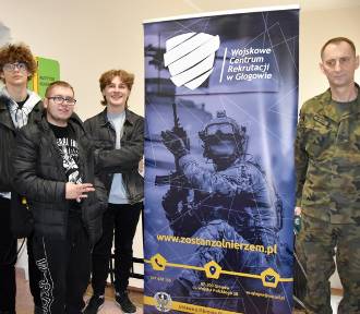 W Głogowie ruszyła kwalifikacja wojskowa. Młodzi mężczyźni stanęli przed komisją