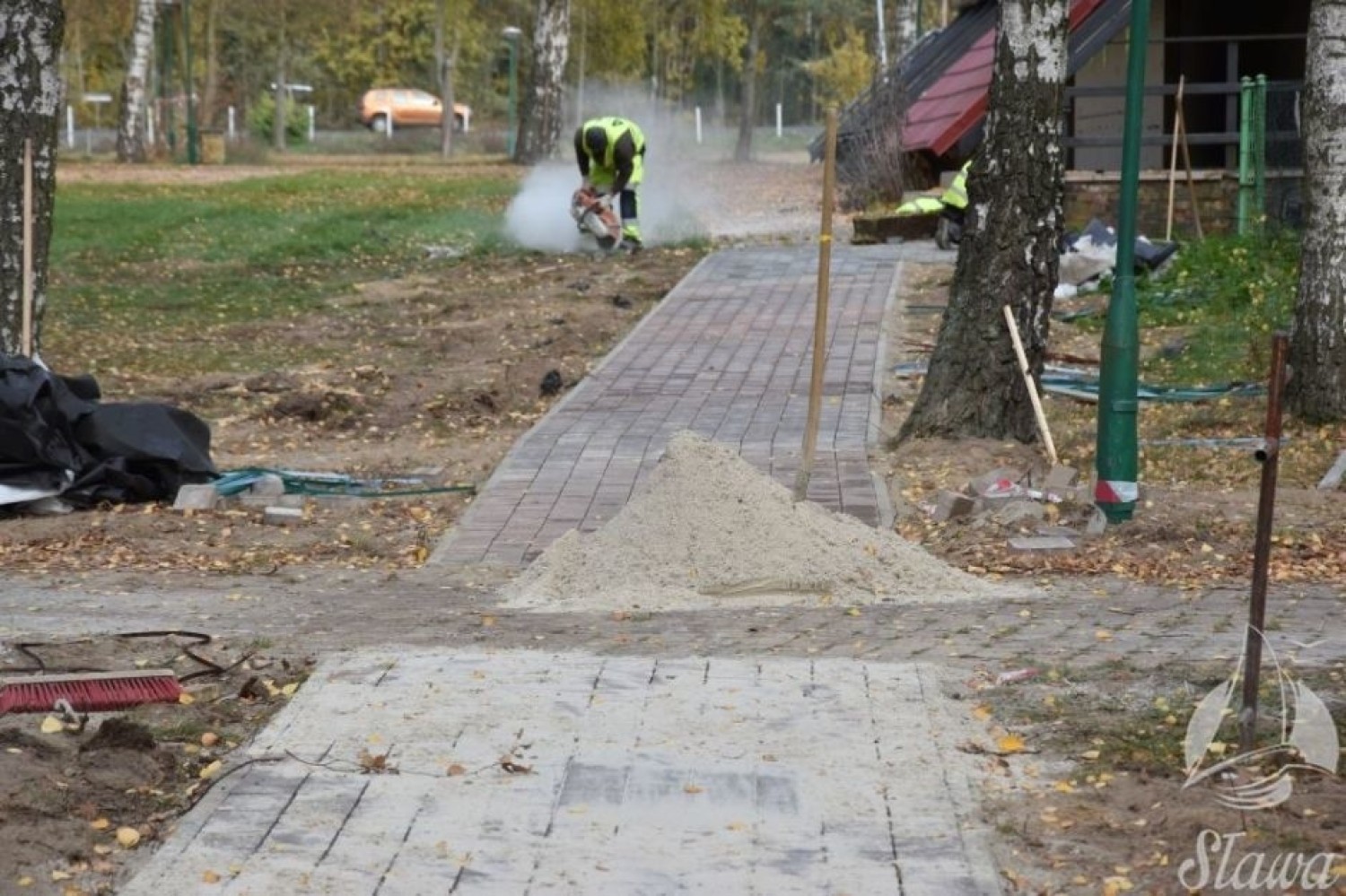Prace przy budowie nowej plaży nad Jeziorem Sławskim w Sławie