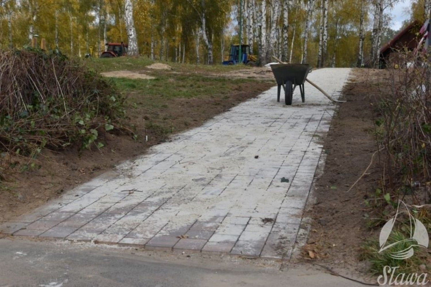 Prace przy budowie nowej plaży nad Jeziorem Sławskim w Sławie