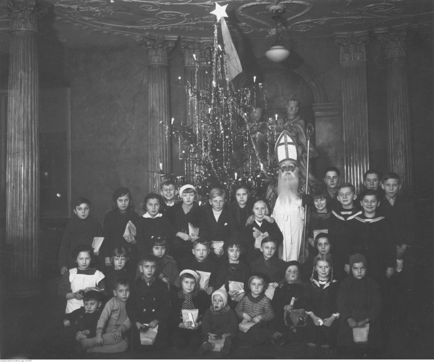 Choinka dla dzieci byłych powstańców zorganizowana przez Związek Powstańców Śląskich w Poznaniu, 1924-39