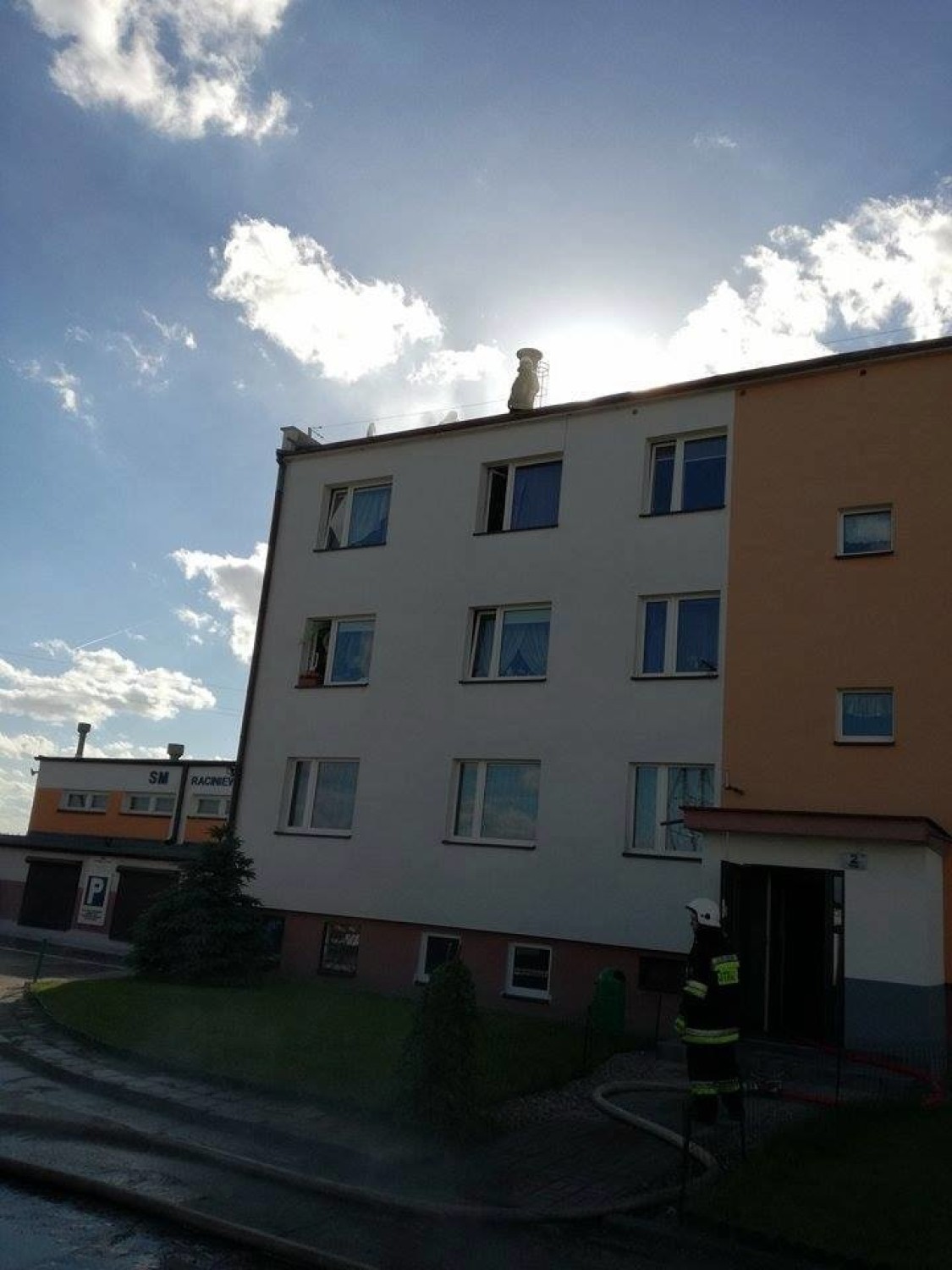 Przed siedzibę chełmińskiej KP PSP zajechał kierowca audi, którego auto stało w płomieniach