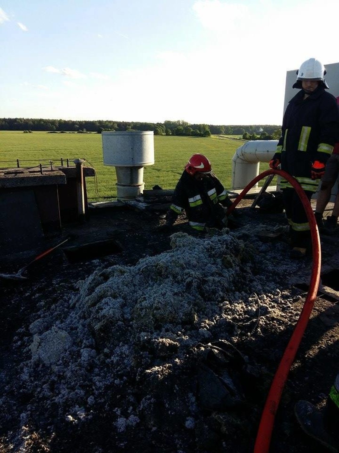 Przed siedzibę chełmińskiej KP PSP zajechał kierowca audi, którego auto stało w płomieniach