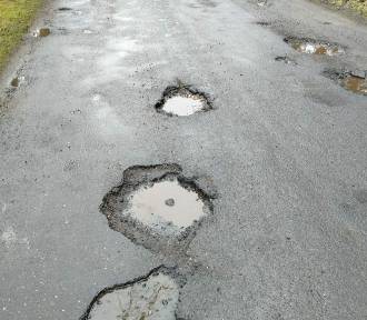 Dziury na drogach w gminie Darłowo. Apel Czytelnika o naprawę. Zdjęcia