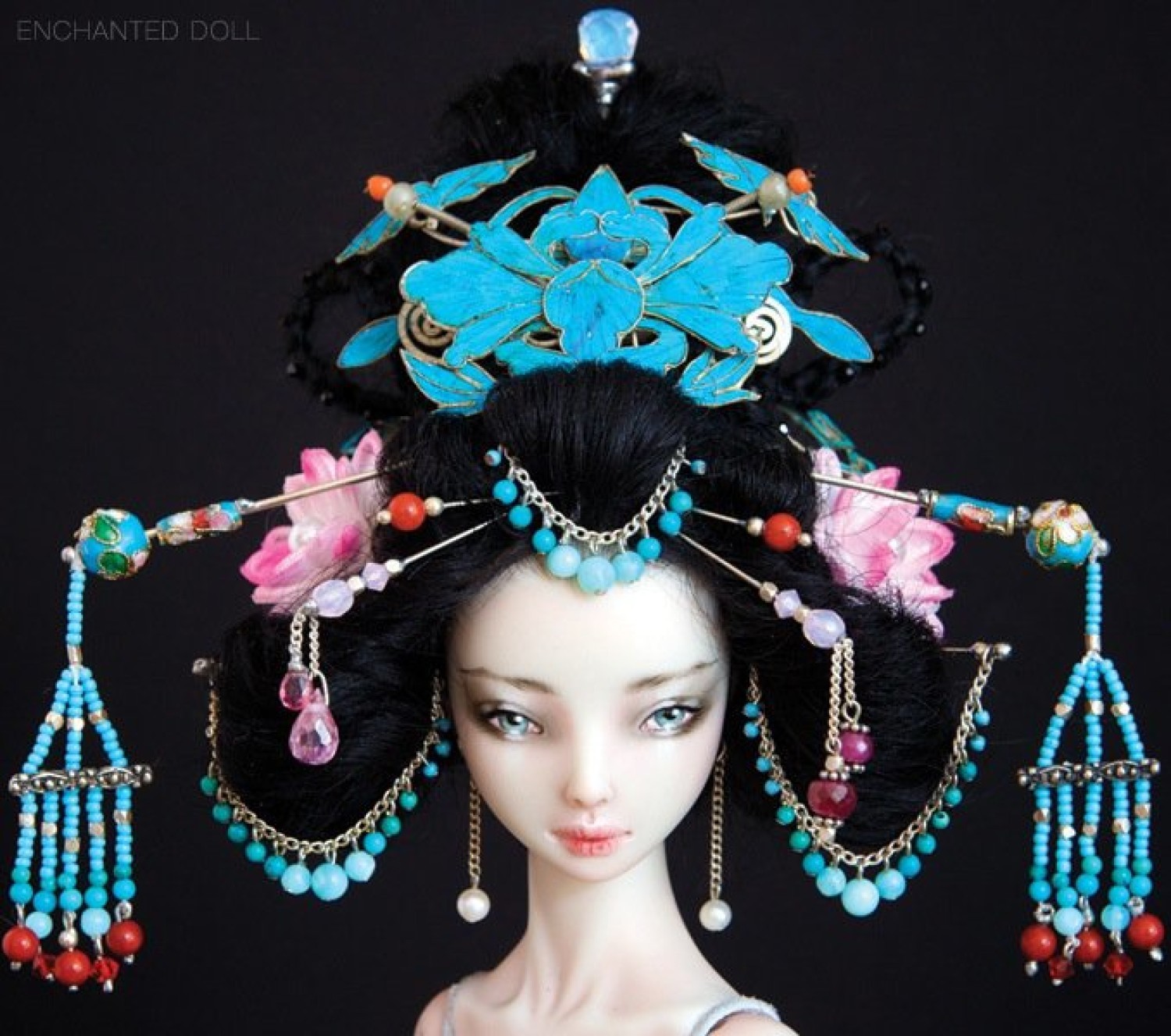 Enchanted dolls: Ten lalki pozują niczym prawdziwe modelki! Zobacz kontrowersyjną galerię