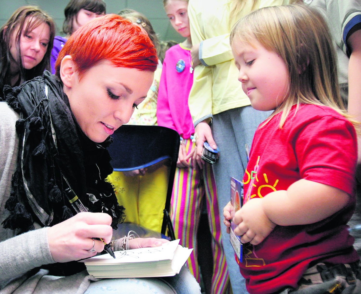 Ania Wyszkoni chętnie rozdawała dzieciom autografy