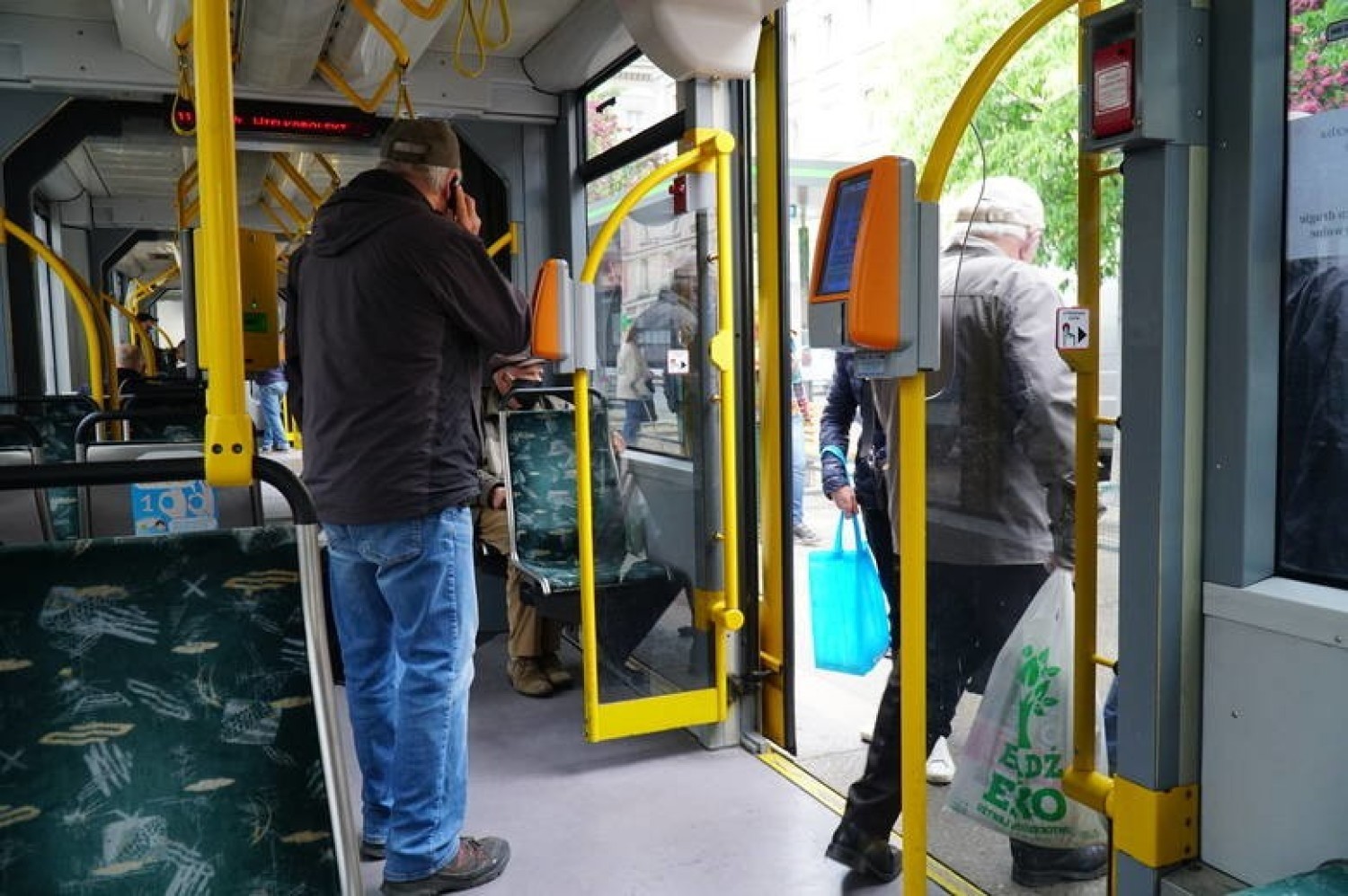 Niedawno głośno było o mieszkańcu Jeleniej Góry, którego policja siłą wyrzuciła z autobusu miejskiego, bo nie chciał wysiąść z hulajnogą elektryczną