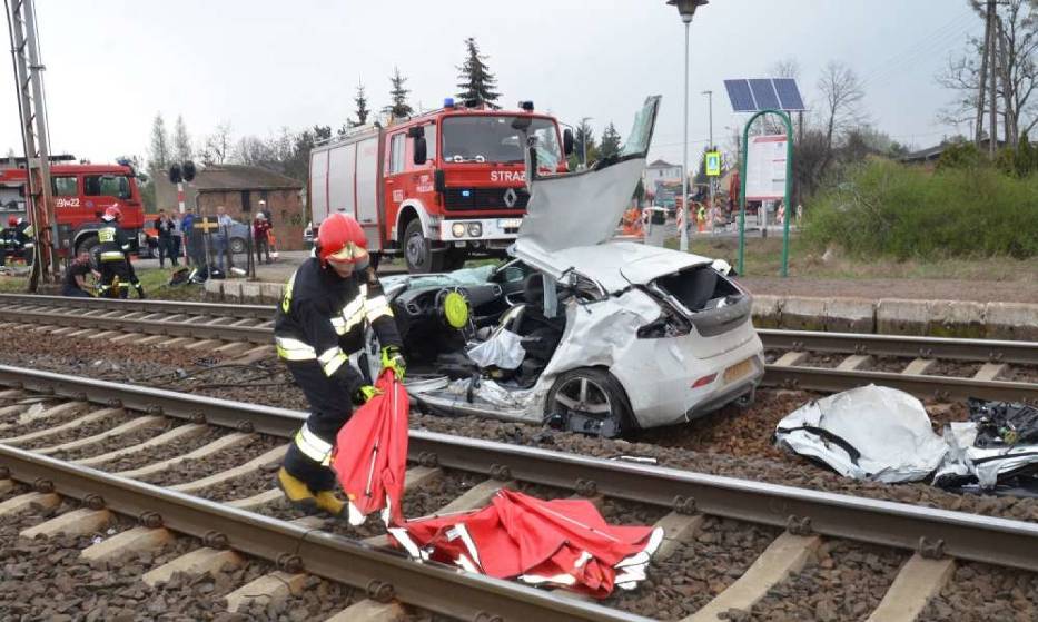 Wypadek W Pamiątkowie Samochód Osobowy Wjechał Pod Pociąg