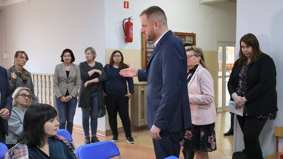 Minister Cyfryzacji, Janusz Cieszyński, przedstawił program „Laptop dla nauczyciela