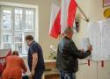 Wybory 2024 w Tarnowie i regionie. Trwa głosowanie w komisjach. Policja w Tarnowie ma pierwsze zgłoszenia o złamaniu ciszy wyborczej