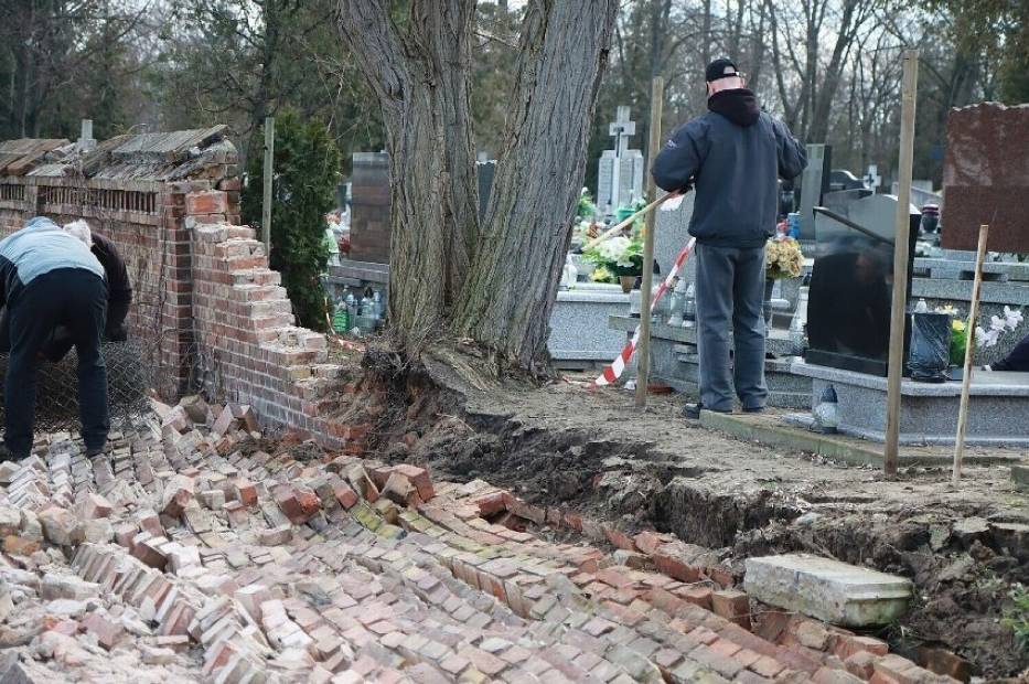 Zawalony mur cmentarny we Włocławku