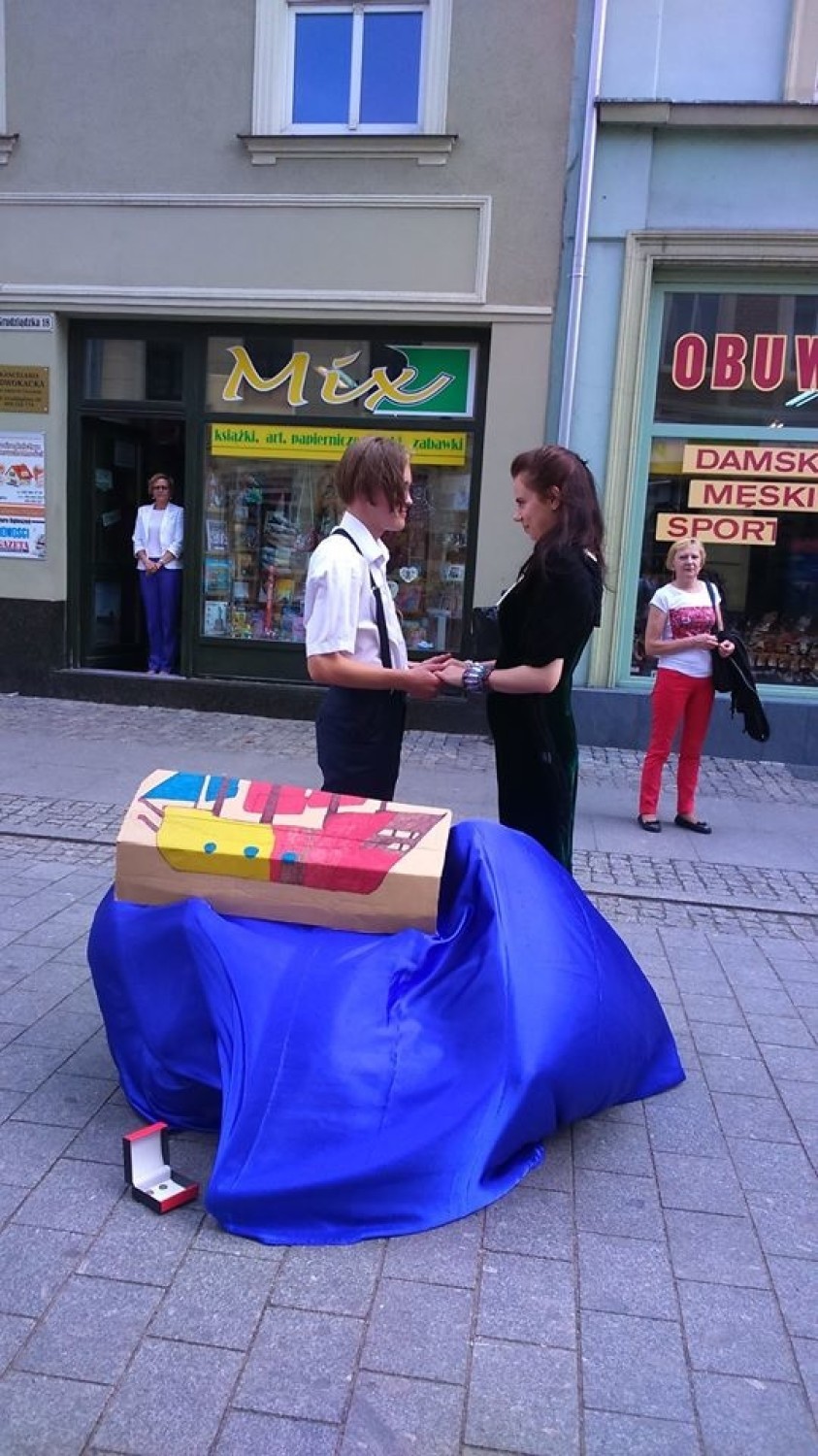 Żywe posągi ozdobiły ul