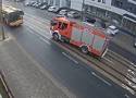 Wypadek na ul.Przybyszewskiego w Łodzi. Wóz strażacki uderzył w autobus FILM z kamery MONITORINGU