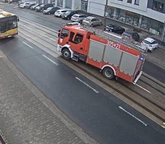 Wypadek wozu straży pożarnej i autobusu MPK na Przybyszewskiego. FILM Z MONITORINGU
