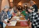 Międzypokoleniowe lepienie pierogów w restauracji na zamku w Golubiu-Dobrzyniu ze znaną dziennikarką kulinarną. Zobacz zdjęcia