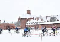 II Cyclocross Wałami von Plauena w Malborku. Na rowerach ścigali się przy zamku
