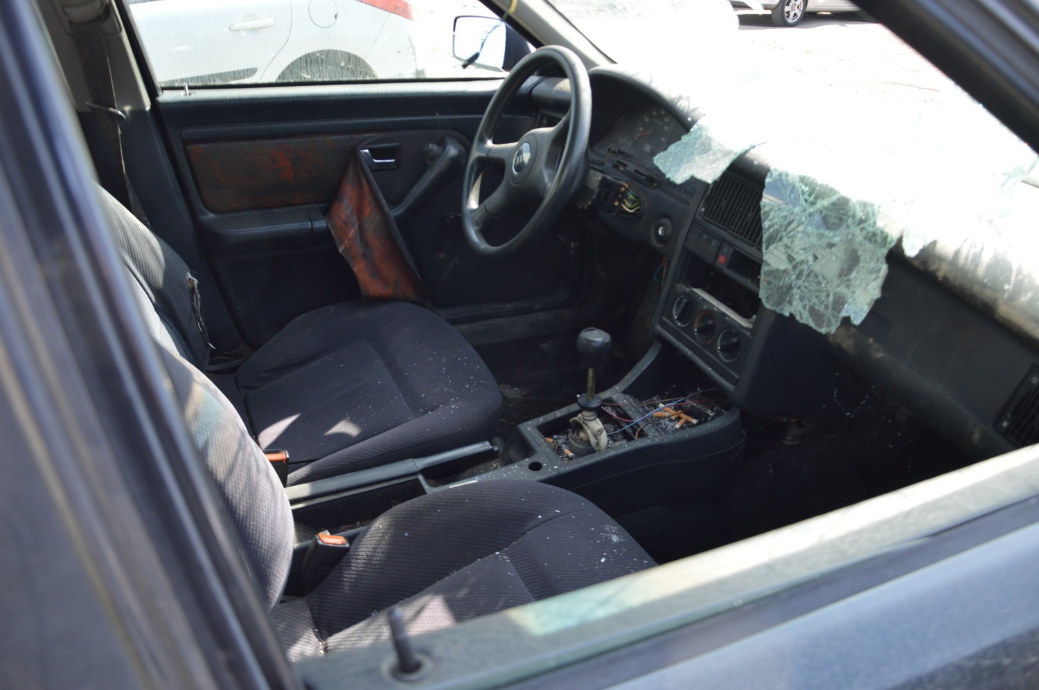 Porzucone audi na parkingu obok dworca kolejowego w Bochni