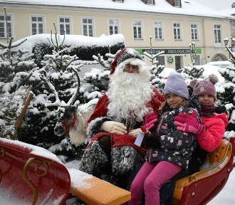 Święty Mikołaj na Rynku w Oświęcimiu spotkał się z dziećmi i wręczał prezenty