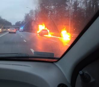 Pożar samochodu na DK88 między Gliwicami a Zabrzem – auto doszczętnie spłonęło