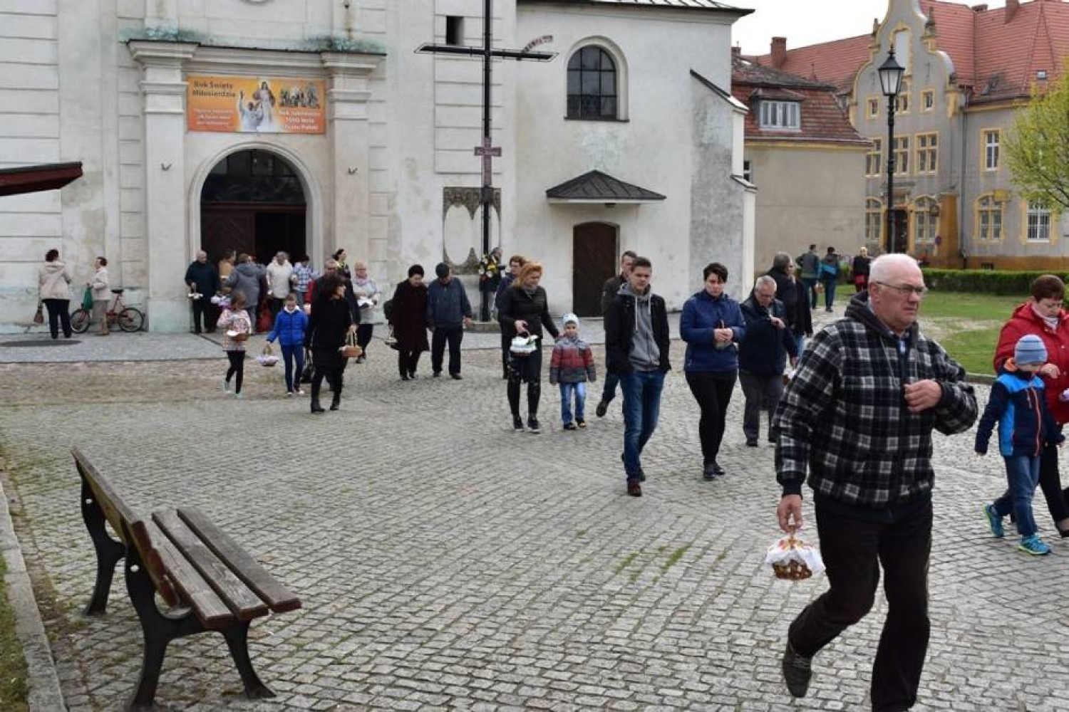 Wielkanoc. Tak wyglądało święcenie pokarmów w Krośnie Odrzańskim w poprzednich latach. Jak wyglądają wasze koszyki? Pochwalcie się!