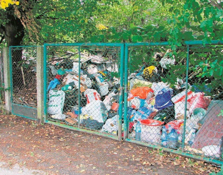 Oświęcim ulica Szpitalna. Mieszkaniec zrobił w podwórka wysypisko