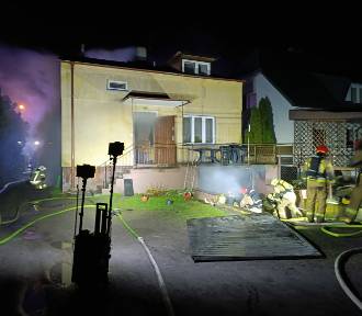 Nocny pożar gaszono w Wartkowicach ZDJĘCIA