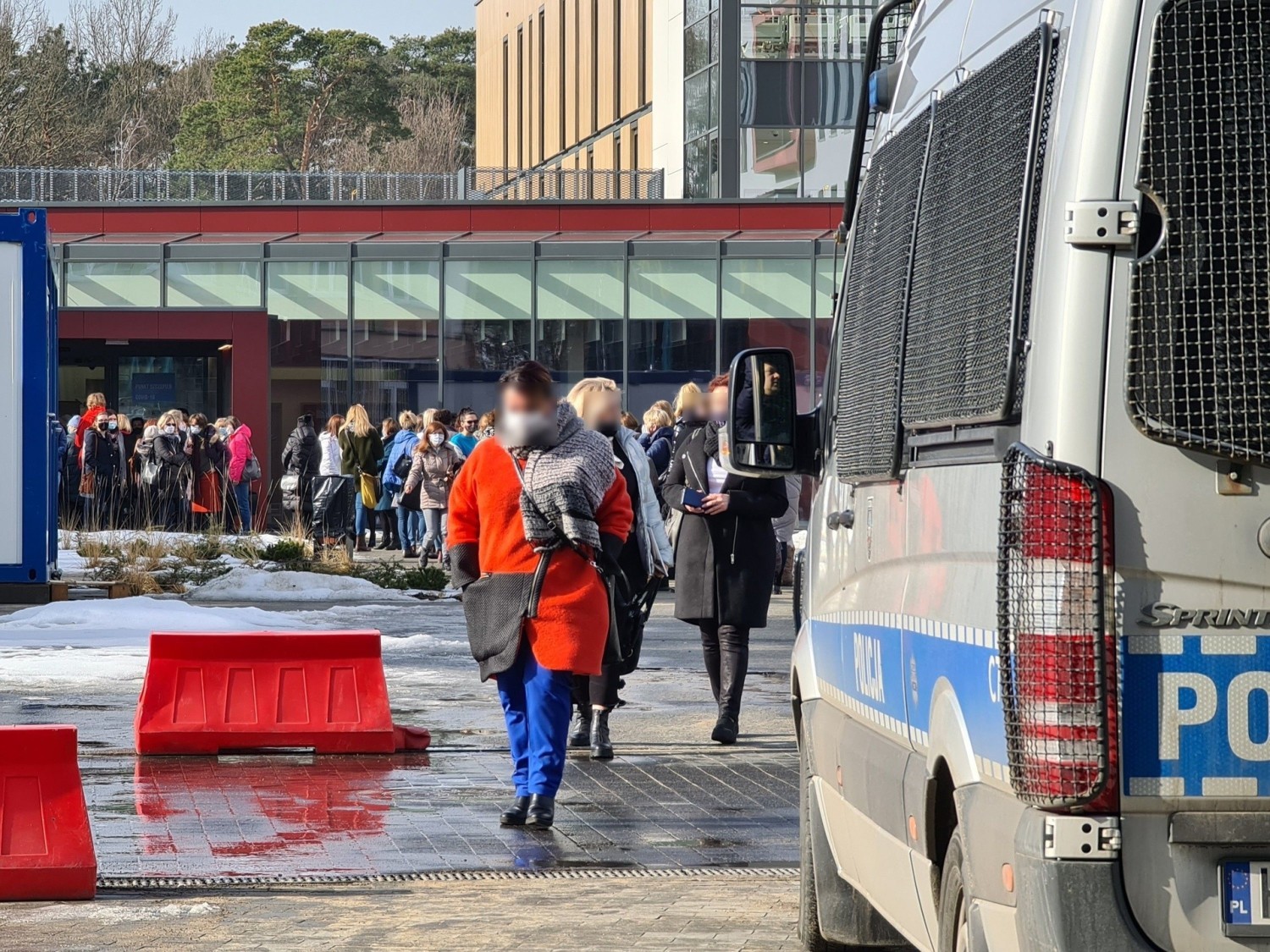 W takich warunkach odbywają się szczepienie nauczycieli w szpitalu na Bielanach w Toruniu