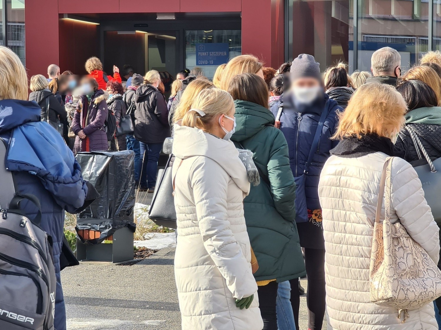 W takich warunkach odbywają się szczepienie nauczycieli w szpitalu na Bielanach w Toruniu