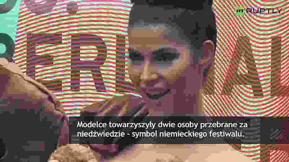 Półnaga modelka na Berlinale