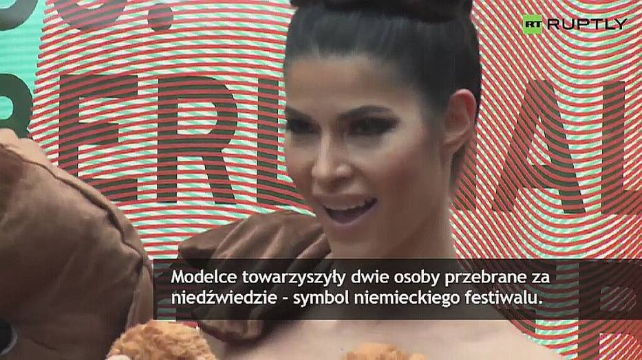 Półnaga modelka na Berlinale