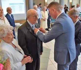 Burmistrz Włodawy wręczył medale za wieloletnie pożycie małżeńskie