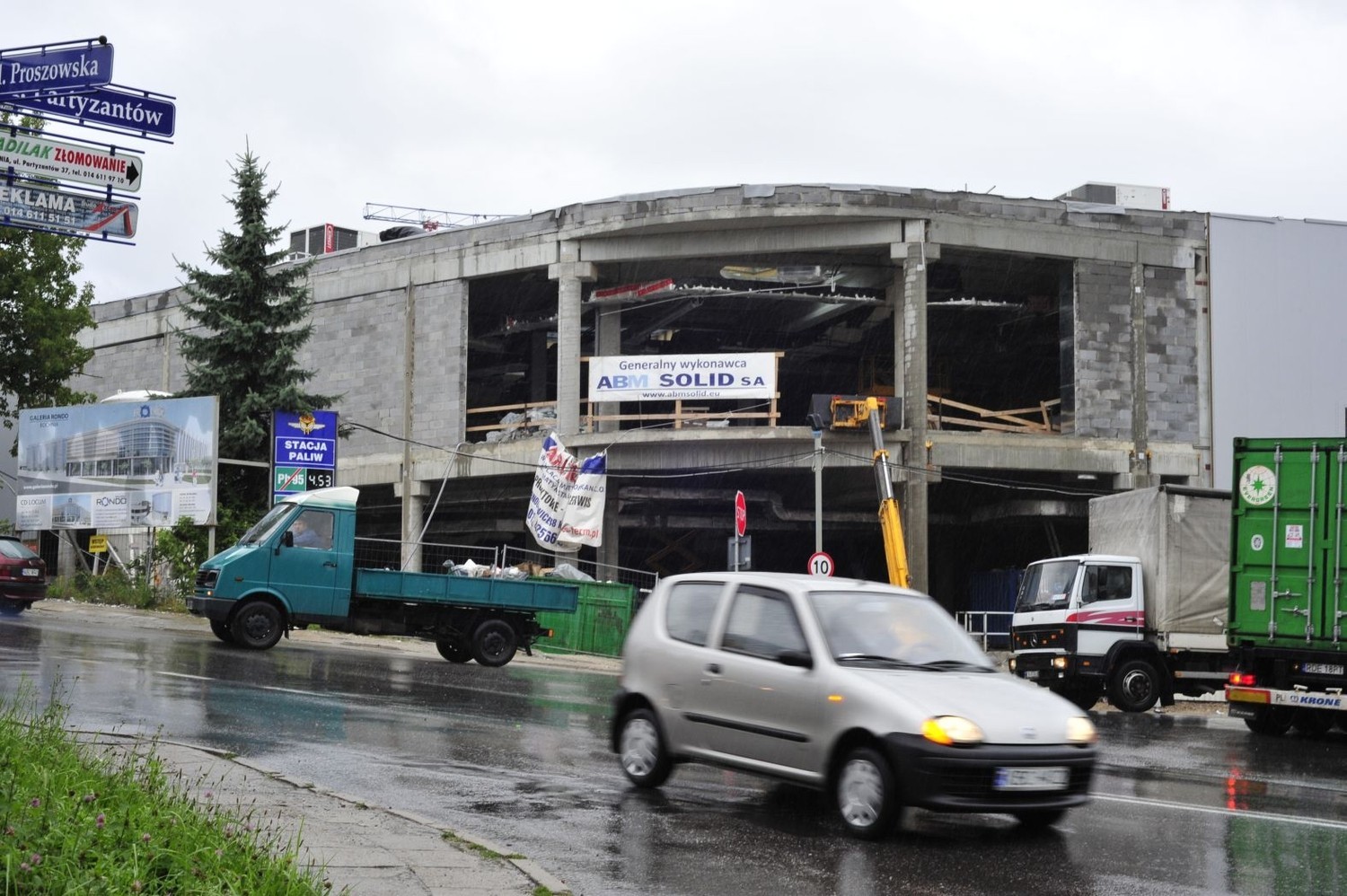 Początkowo zakładano, że budowa bocheńskiej galerii nie zostanie zakończona przed oddaniem ronda