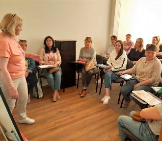 Uchodźcy z Ukrainy uczą się języka polskiego. Goleniów pomaga