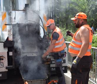W niedzielę robotnicy zalewali asfalt na "Białym moście" w Sieradzu ZDJĘCIA