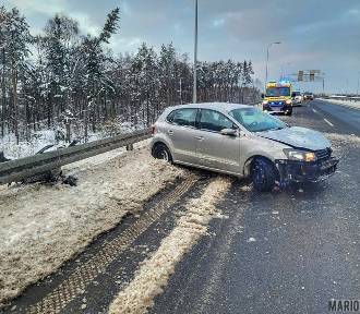 Volkswagen uderzył w bariery energochłonne na obwodnicy Niemodlina